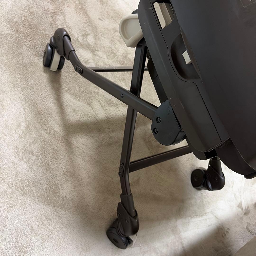 combiネムリラ オートスイング ベビーチェア