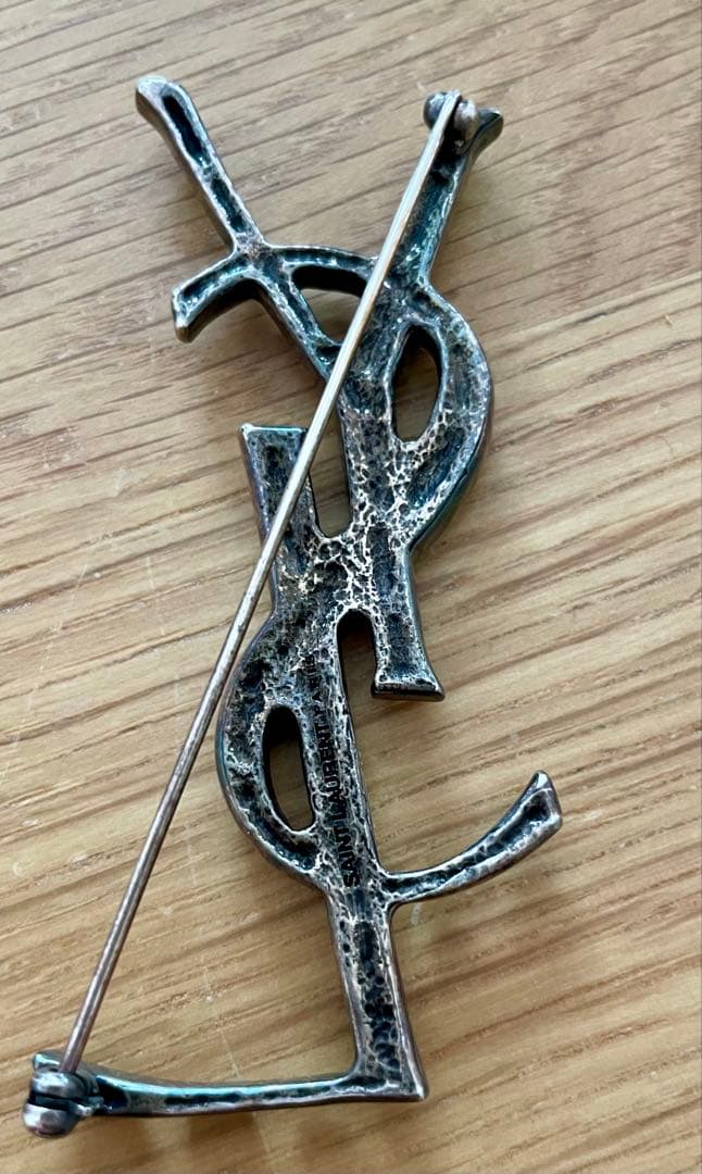 Saint Laurent サンローラン YSLオピウム クロコ型押しブローチ