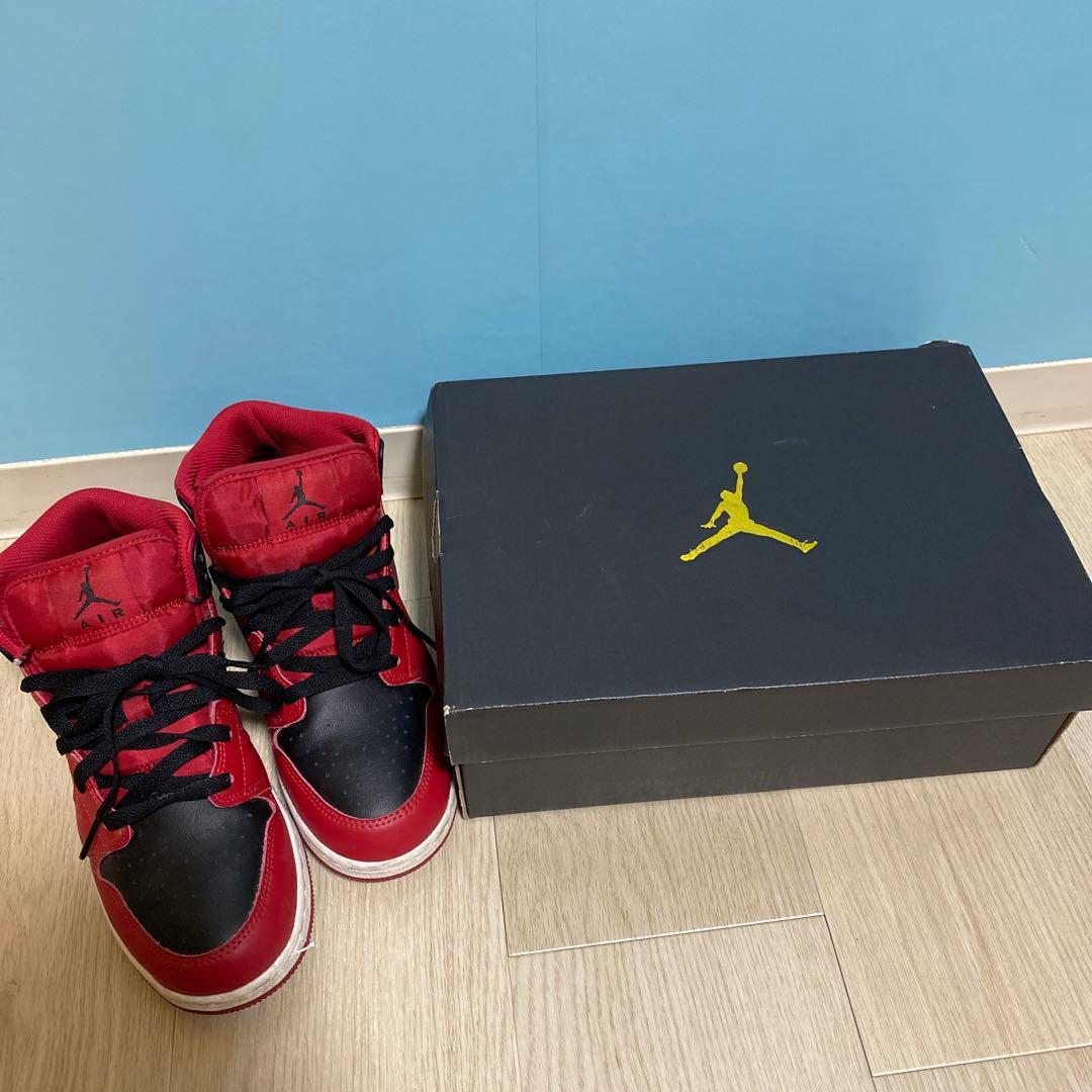 ナイキ エアジョーダン 1 ミッド　スニーカー