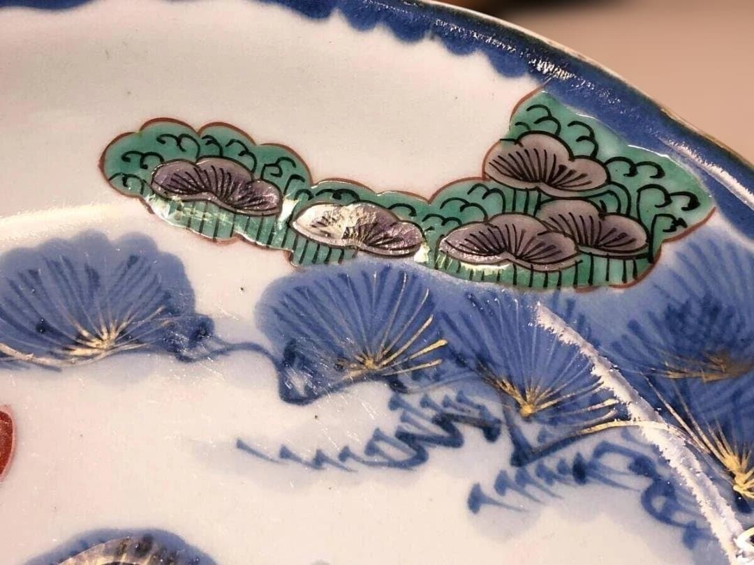 【九谷焼】29.6cm 　目跡 『松竹・立浪に鶴文様 金彩色絵大皿』