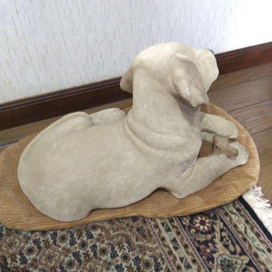 犬の彫刻 樹脂製 クリーム色