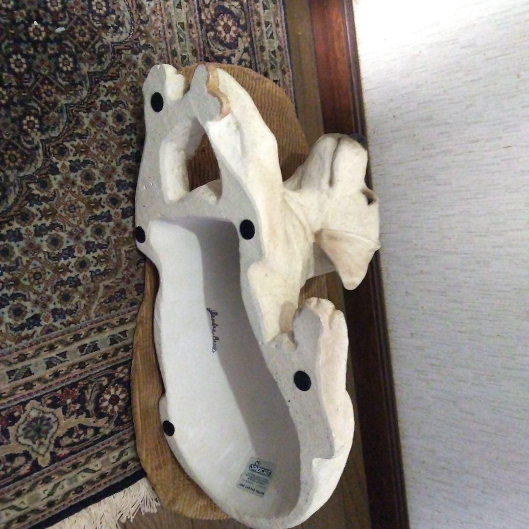 犬の彫刻 樹脂製 クリーム色