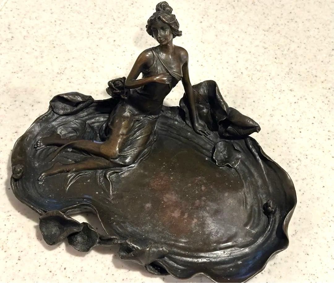 水辺の花と女性のブロンズ製彫刻プレート☆銘入り アクセサリープレート