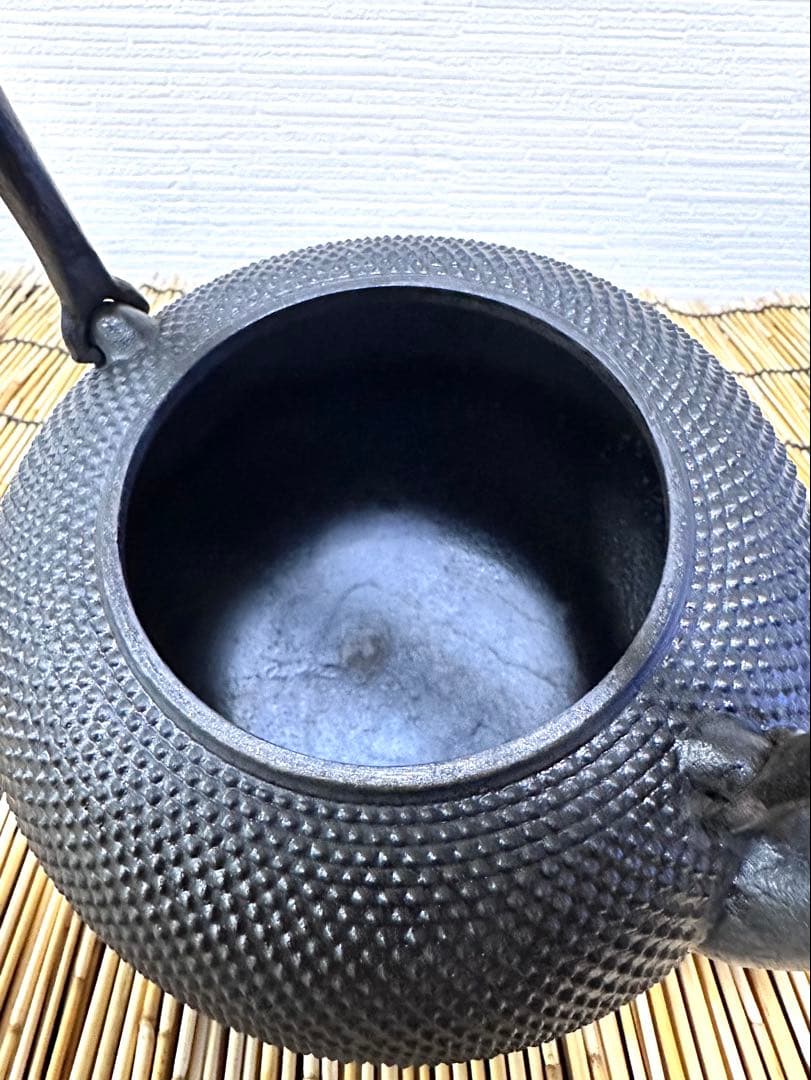 未使用品コンディション 南部秀山堂 佐藤 勝弘作 １５型 砂鉄瓶 鉄瓶　南部鉄瓶
