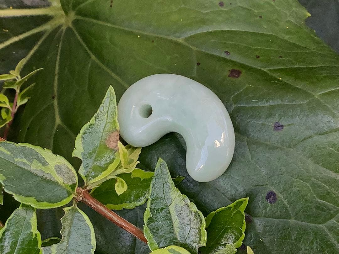 ✳古代からの開運石　糸魚川翡翠ジェダイト勾玉　幸運の守護石です　機械鑑定鑑別書付