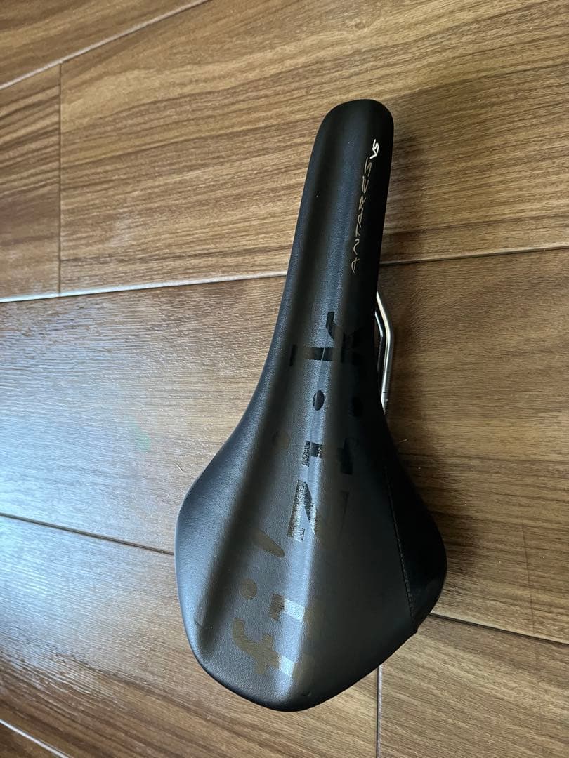 Fizik Antares VS サドル ブラック