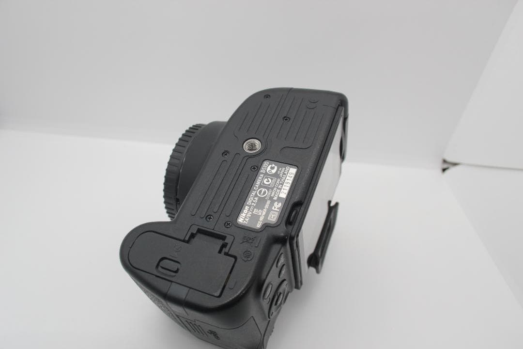 （美品）　NIKON ニコン　D5100 純正バッテリー　純正充電器付き　動作品