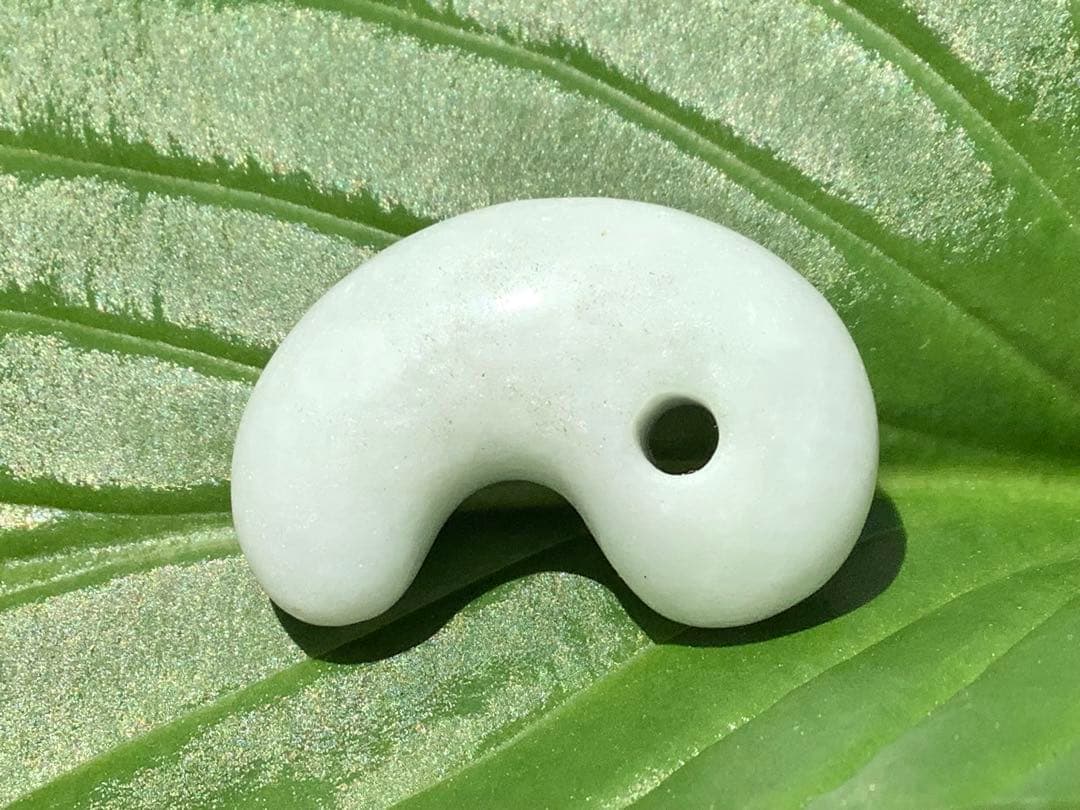 ✳ 20万円以上の品質‼️ 糸魚川翡翠勾玉　透過抜群　開運本物守護石　鑑別書付を‼️