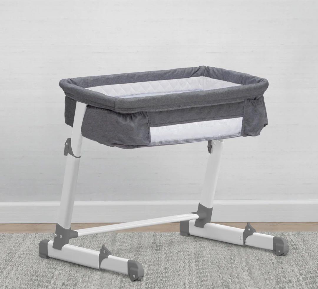 送料込み　匿名配送　Delta Children シモンズ　ベビーベッド