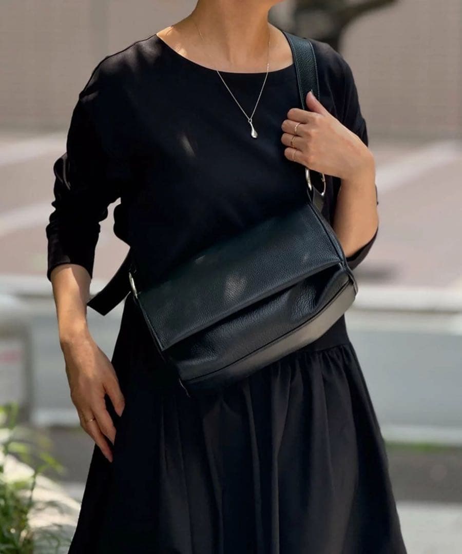 ビアズリーレザーボディバッグ