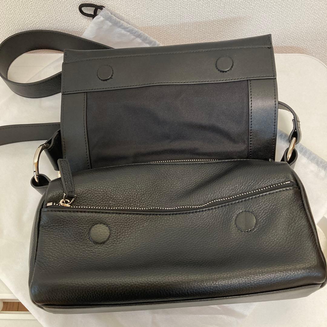 ビアズリーレザーボディバッグ