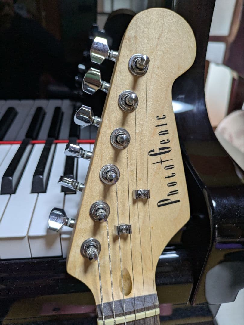 フォトジェニック　エレキギター　ピンク　ストラトキャスタータイプ