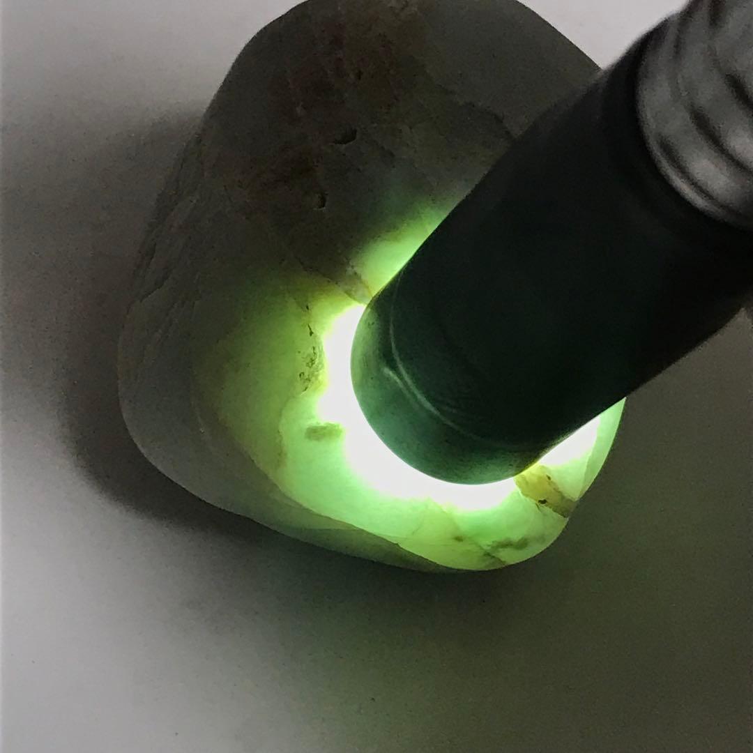 糸魚川翡翠　白地に緑　海石　97g