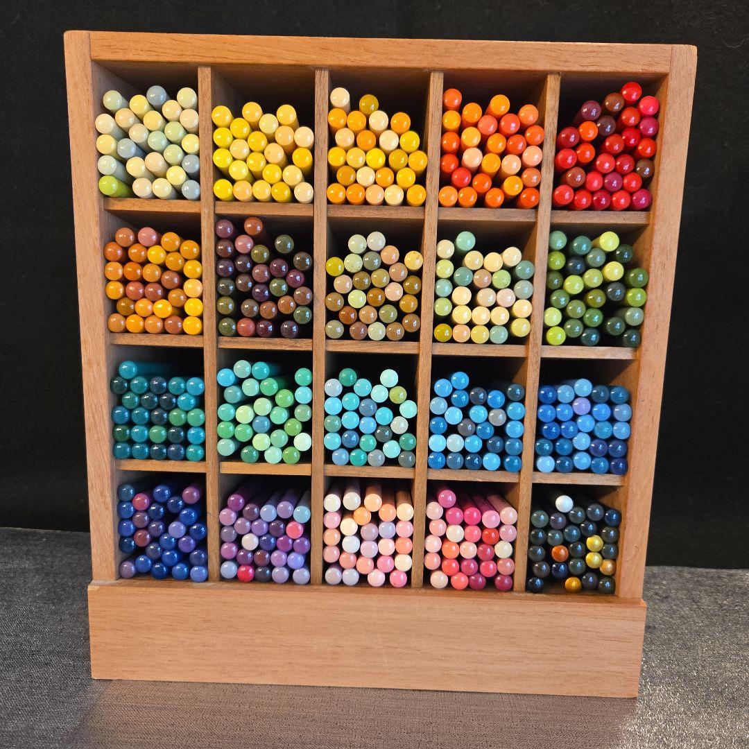 色鉛筆セット（500色）木製収納ラックに入れて