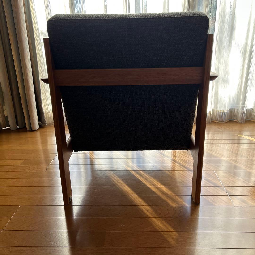 大人気カリモク家具　肘掛けにカップも置ける　グレー ファブリック アームチェア