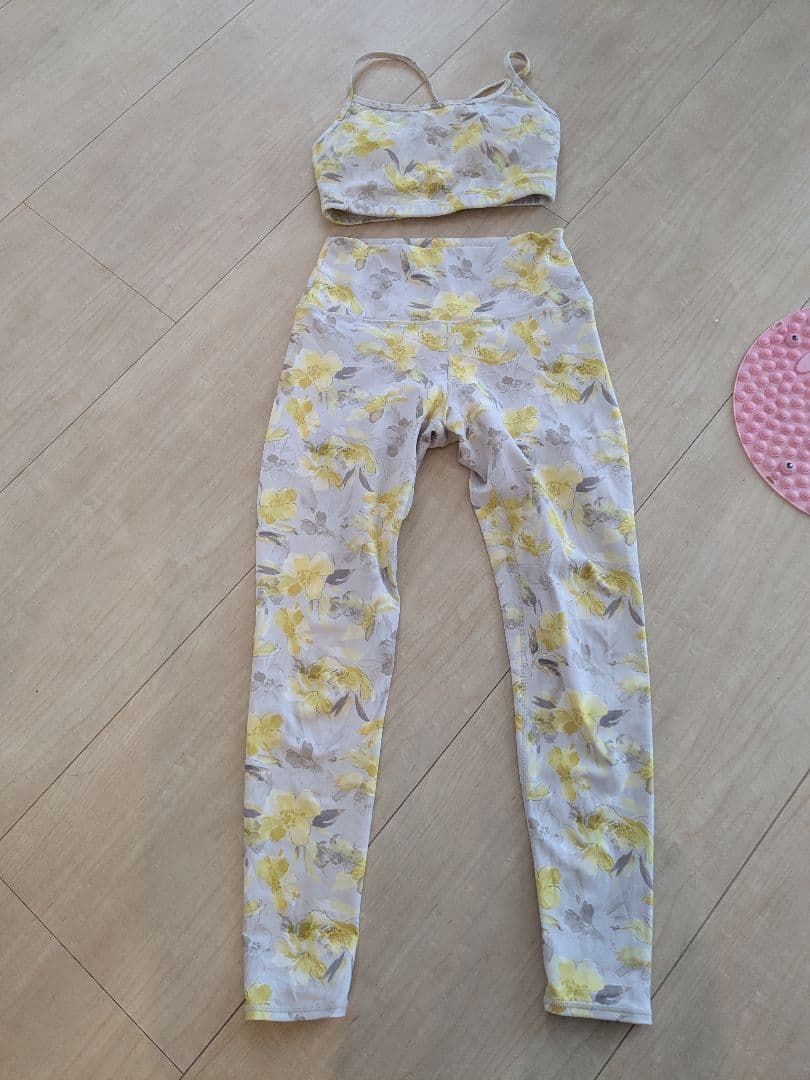 スカーラSUKALA 花柄ヨガウェアセット（ブラトップ・レギンス）