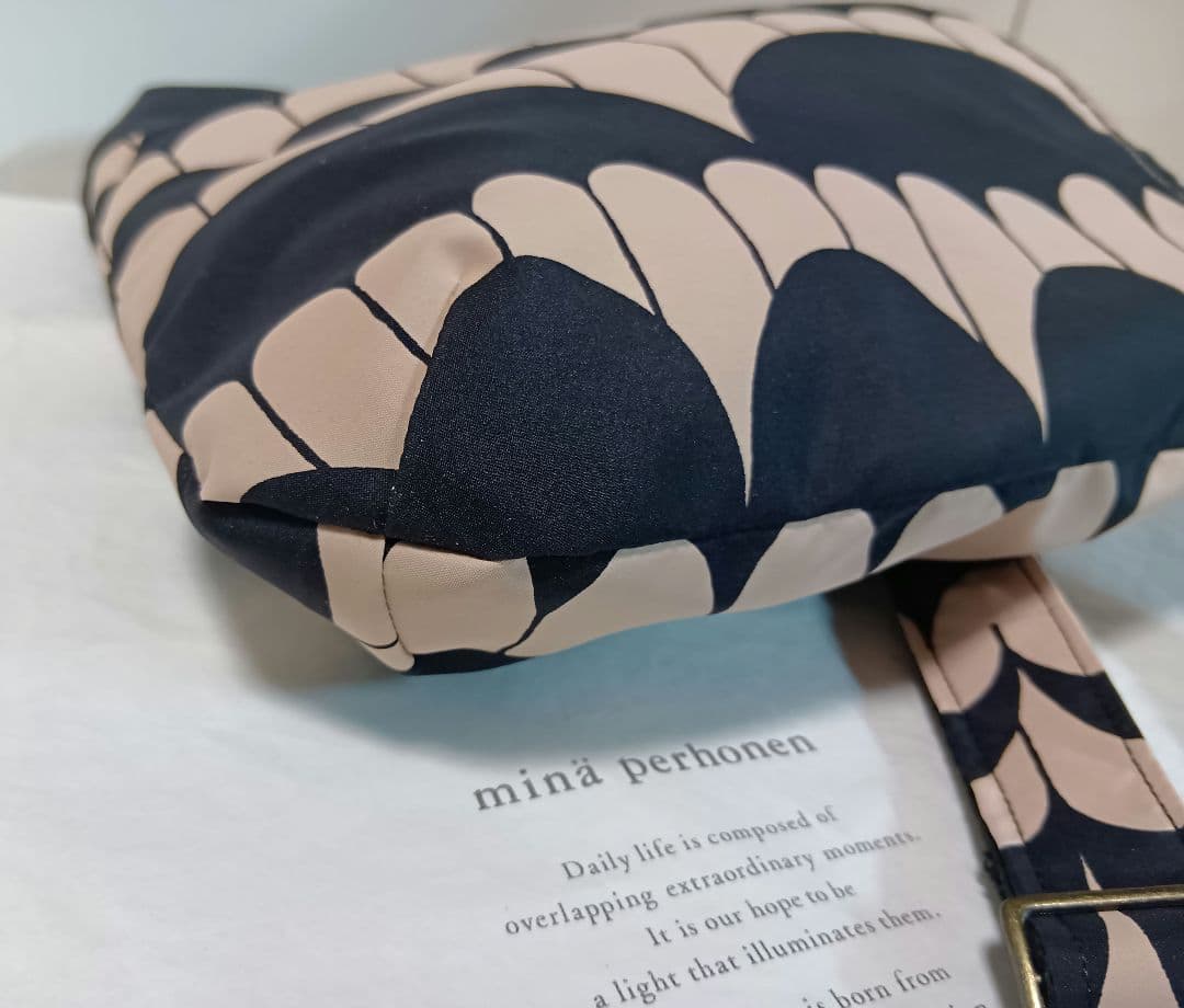 保温保冷ポケット付き♪ボディーバック　両面２ポケット付き♪sea lace