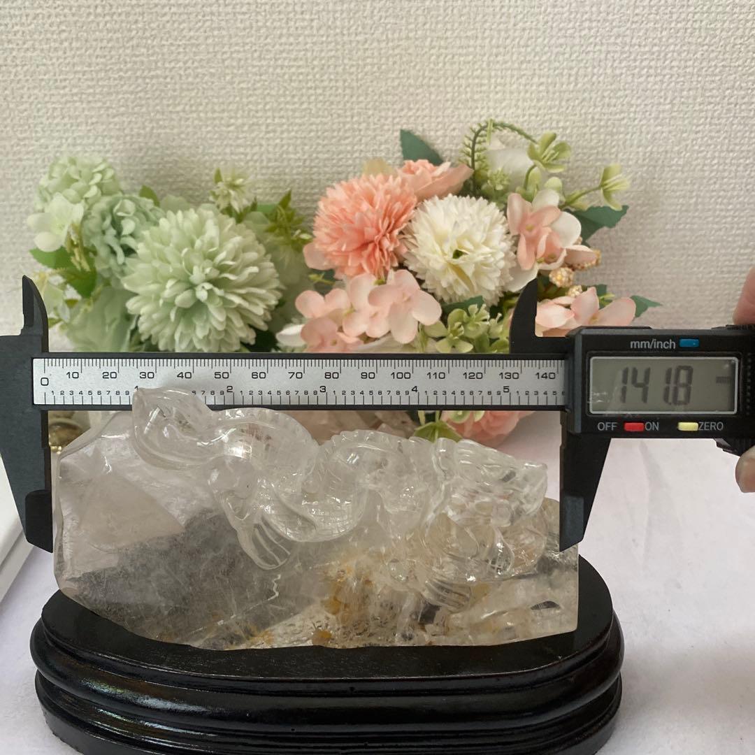 クリスタル　天然石　龍　カービング　台座付き　パワーストーン　手彫り　置物