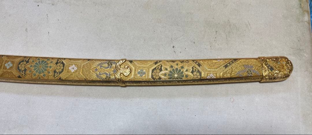 超稀少逸品 模造刀 飾太刀拵風 錦布包 鍍金の長覆輪（金覆輪）黄金造太刀 実物大