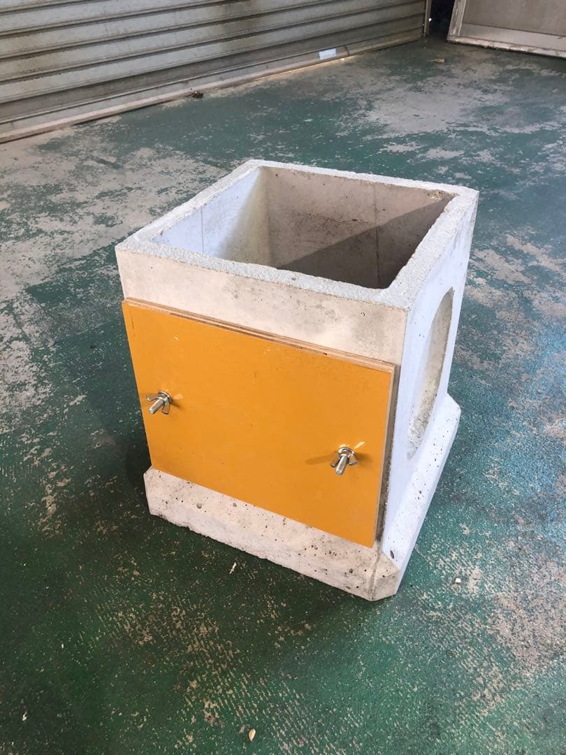 日本蜜蜂 コンクリート製巣箱台 メッシュ蓋付属