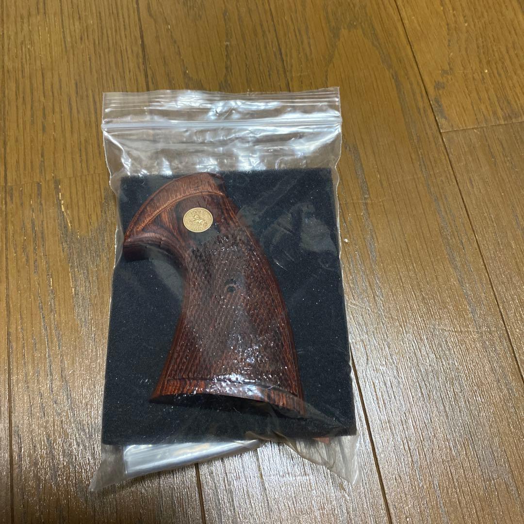 コルトパイソン木製グリップ チェック模様 金色エンブレム