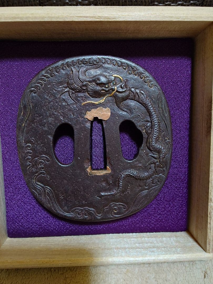 刀装具　龍と波模様の鉄鍔
