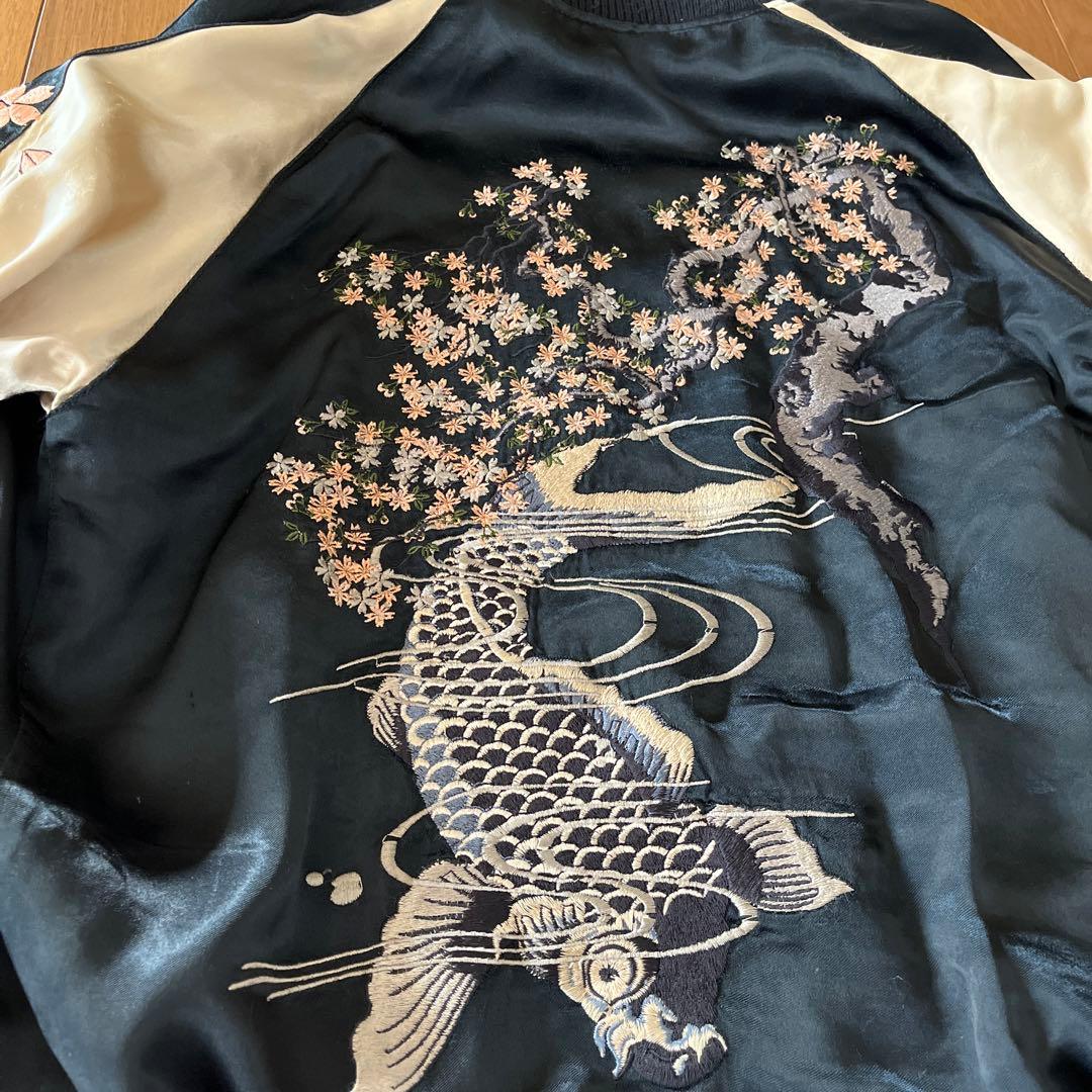 刺繍入りサテンスカジャン 黒とクリーム　Mサイズ