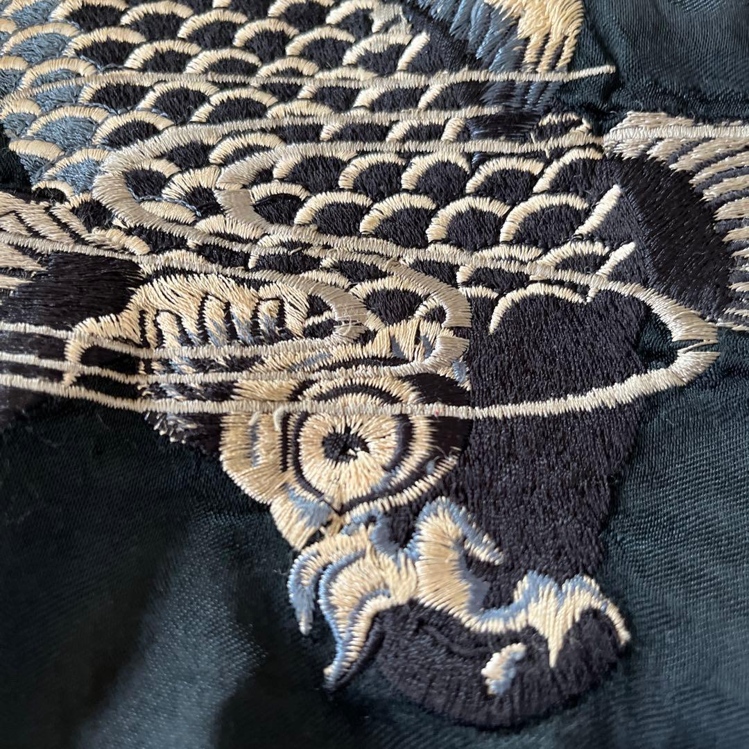 刺繍入りサテンスカジャン 黒とクリーム　Mサイズ