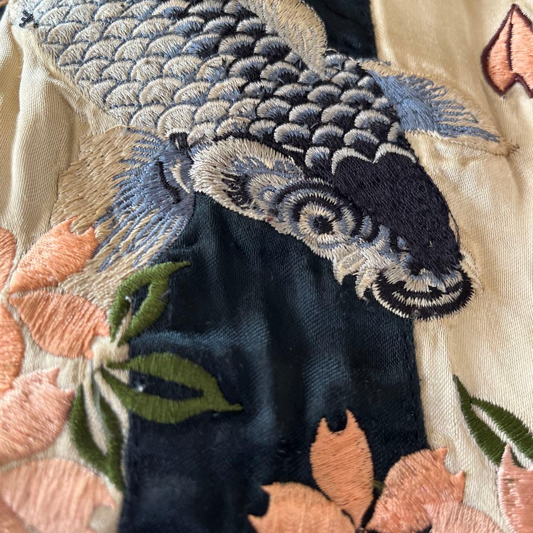 刺繍入りサテンスカジャン 黒とクリーム　Mサイズ