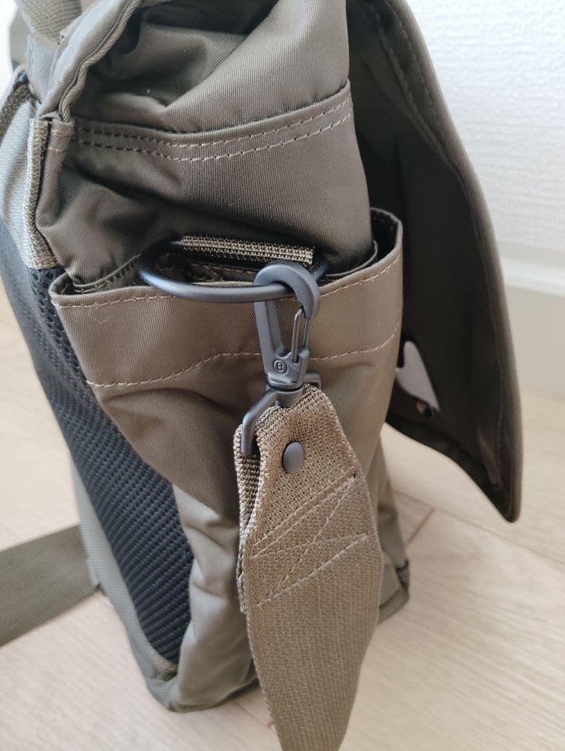 オリーブグリーン フラップ式ショルダーバッグ