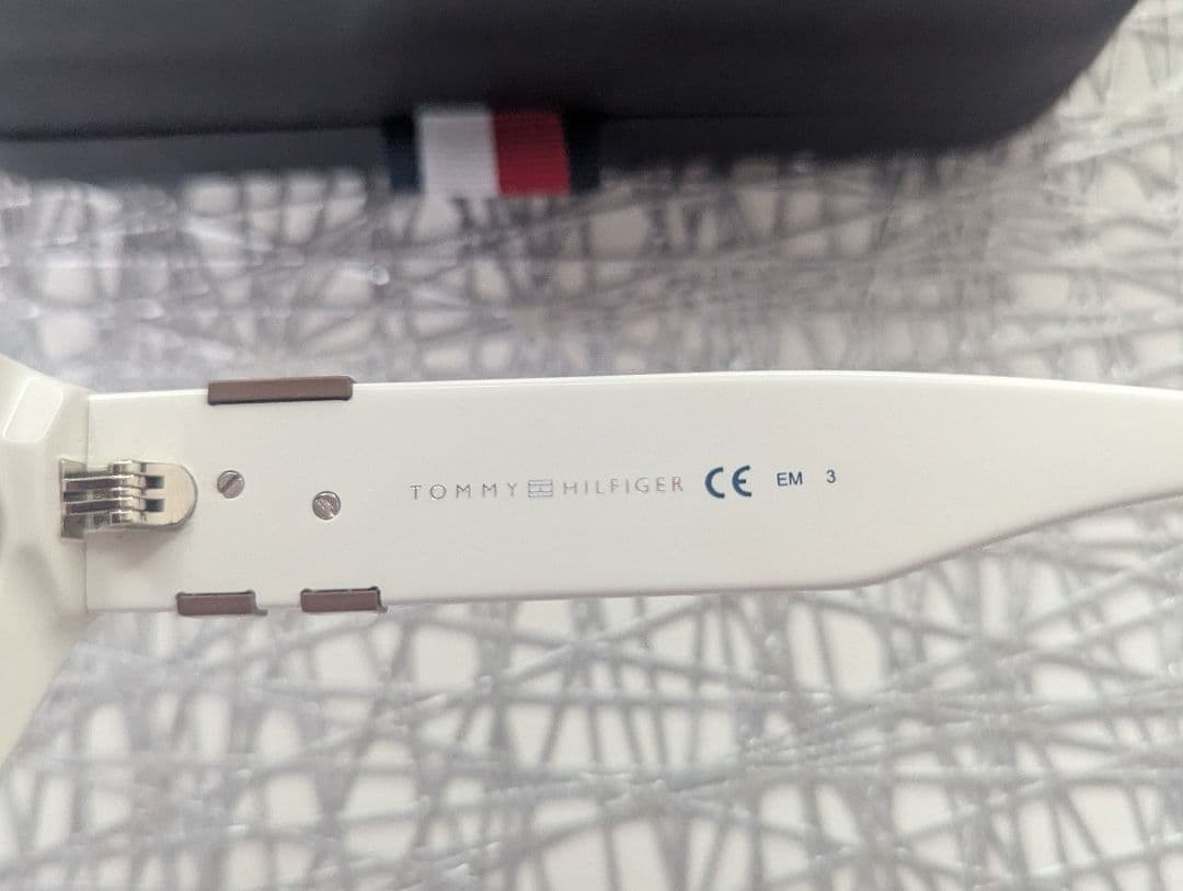   ホワイトキャットアイサングラス