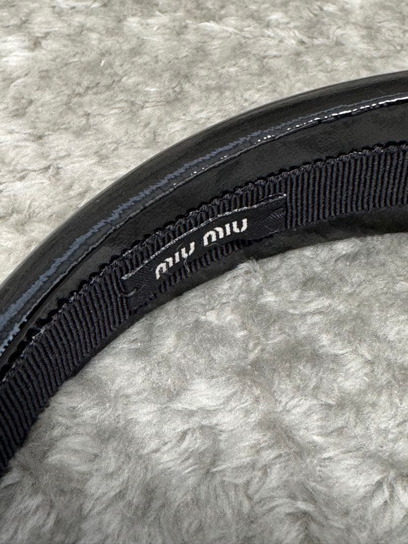 MIU MIU ミュウミュウ パテント　カチューシャ　ブラック