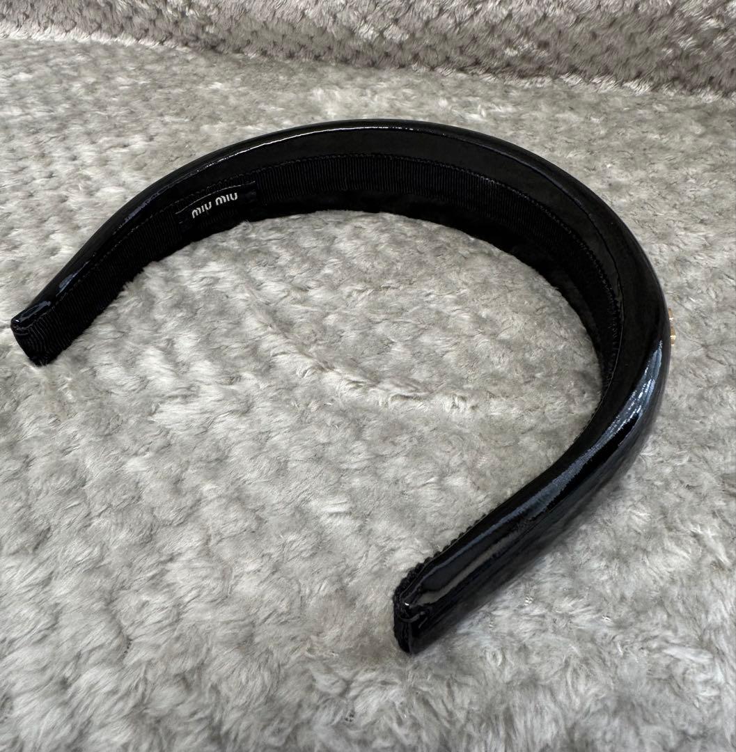 MIU MIU ミュウミュウ パテント　カチューシャ　ブラック