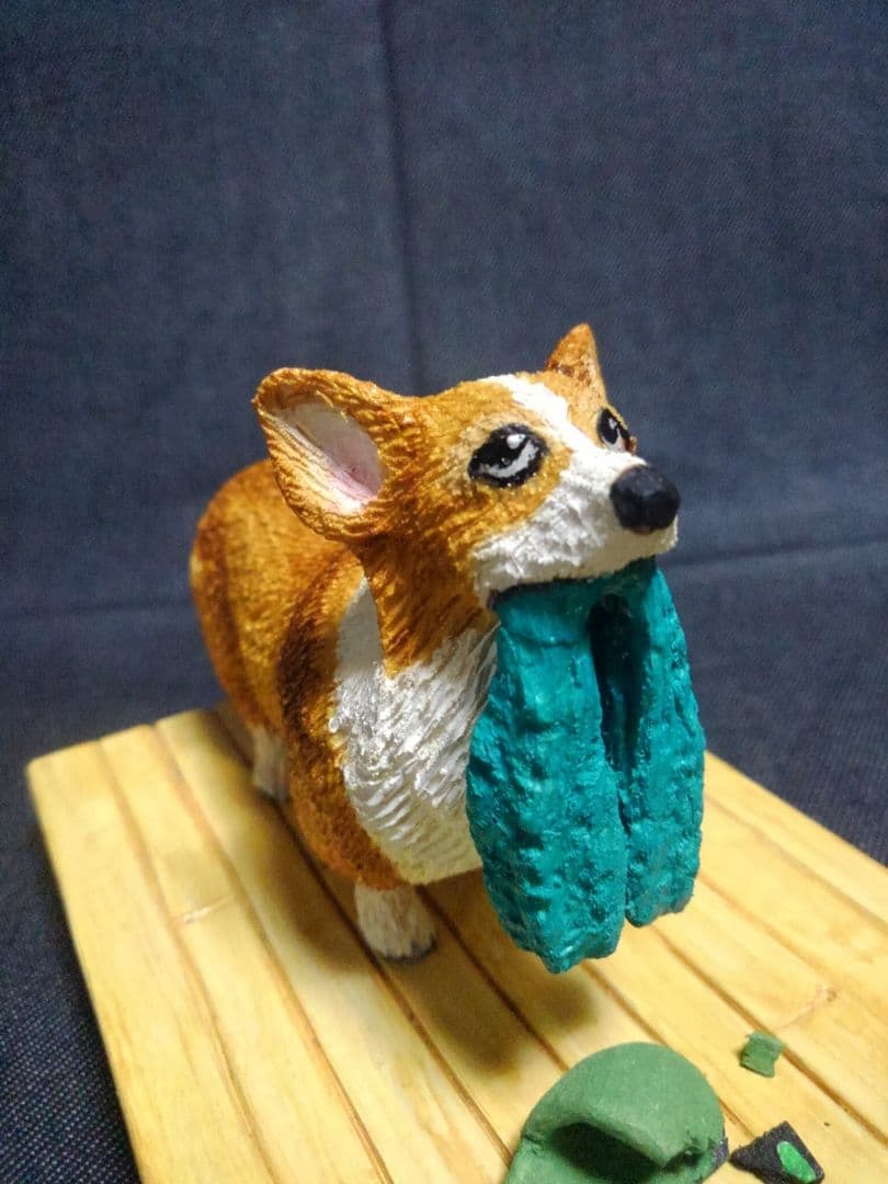 木彫りのコーギー