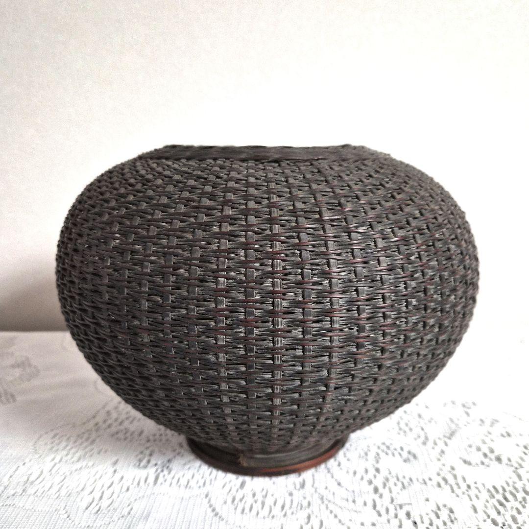 竹の編み込み花入れ