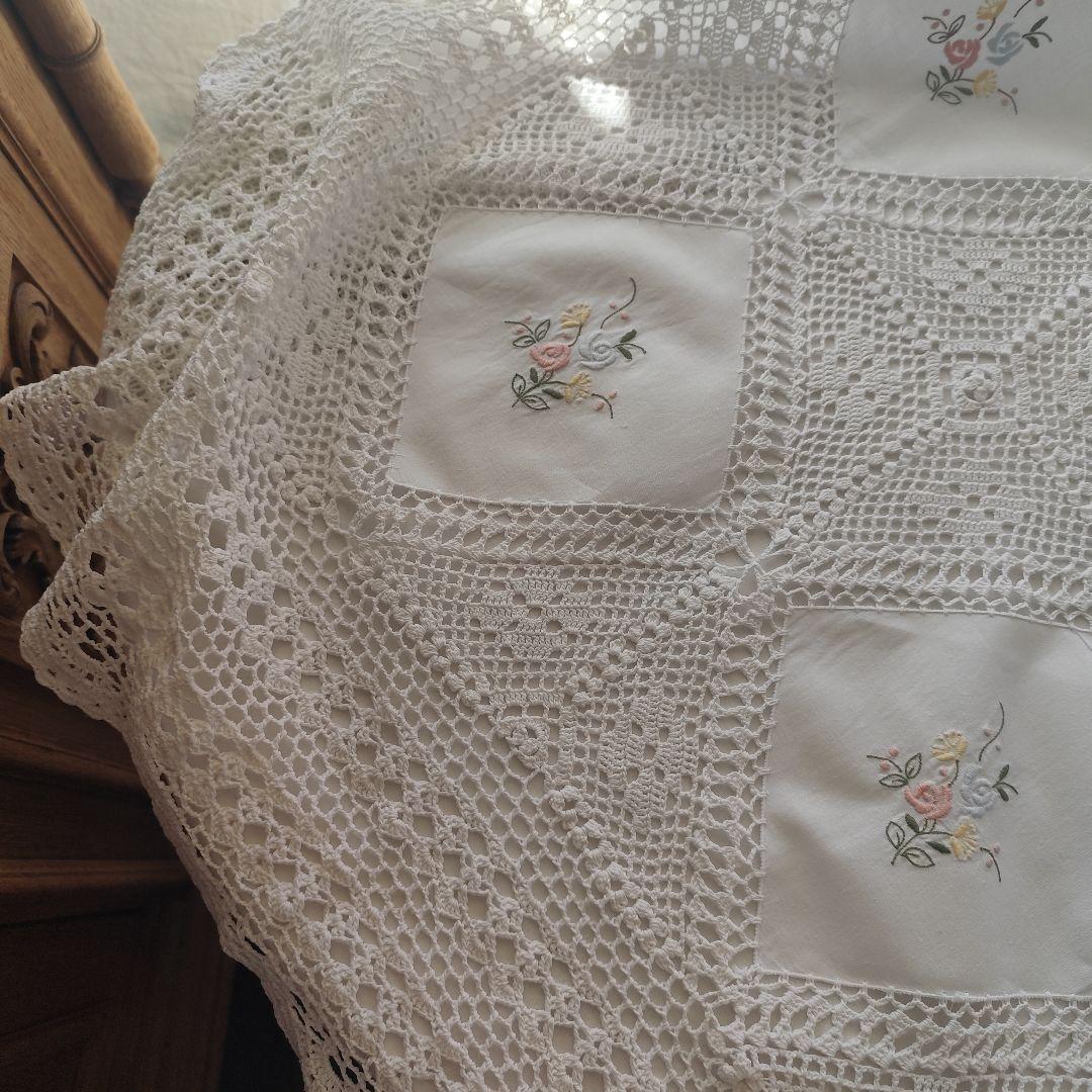 イギリスヴィンテージ　クロッシェ編みレース　色糸刺繍パネル　マルチカバー