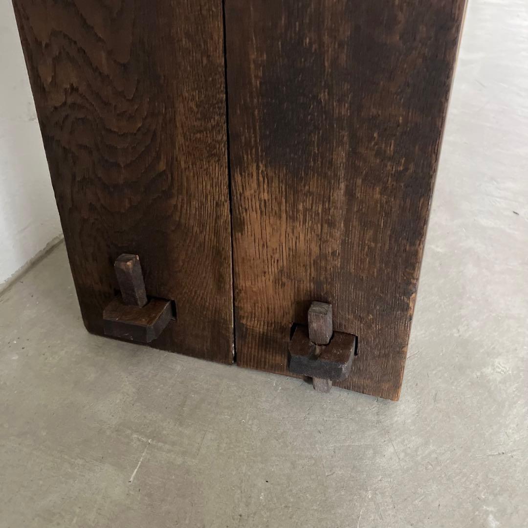 古い木製の楔棚