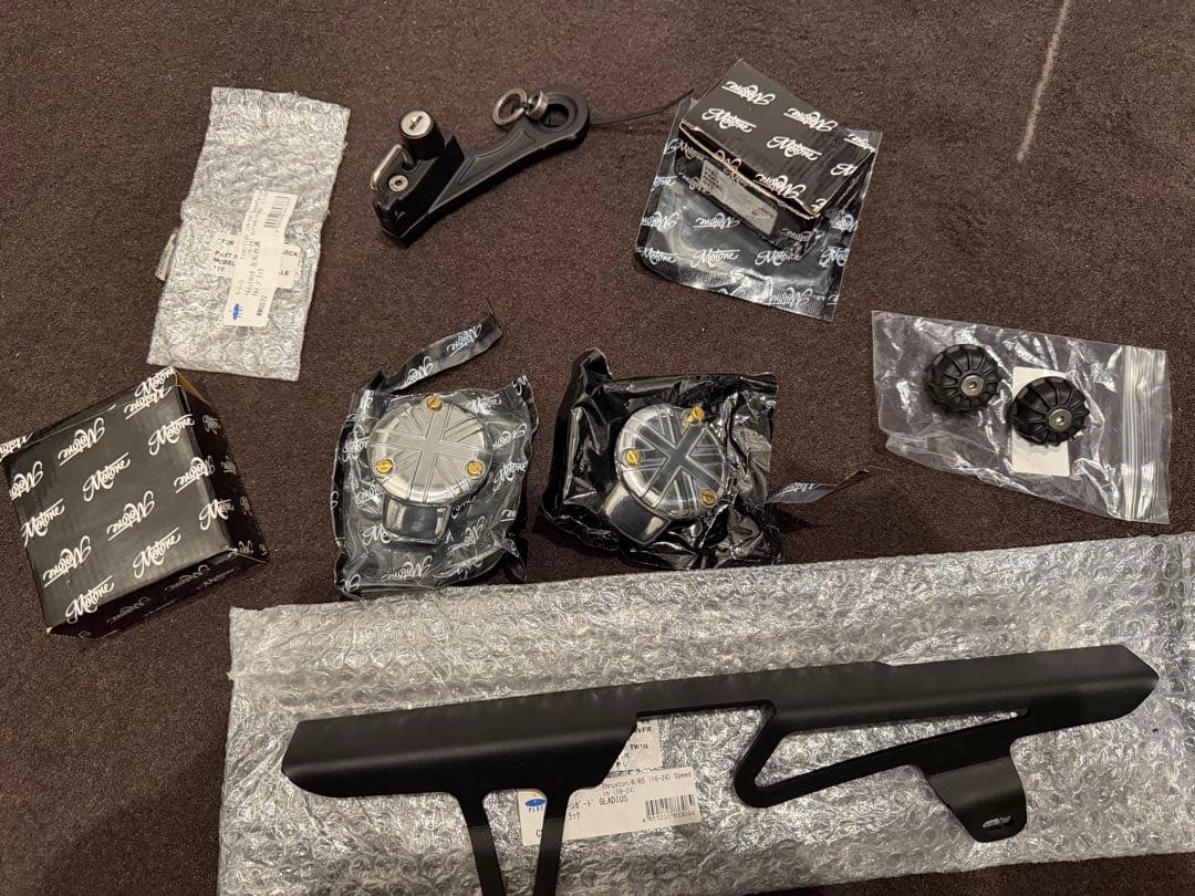 スラクストンR/S等チェーンガードスロットルカバハンドルロック等セットモートーン