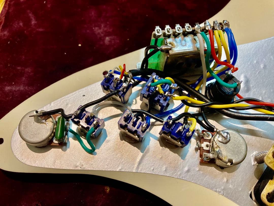 ☆美品　ローノイズで多機能搭載　BUSKERS SSH ST