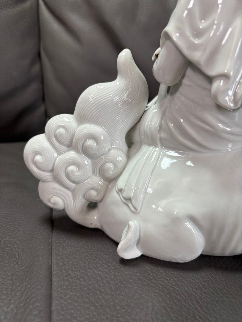 獅子　置物　獅子に乗った観音様