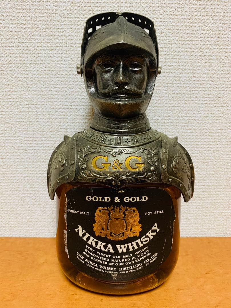 ニッカウイスキーボトルとメタルアーマーのセットです