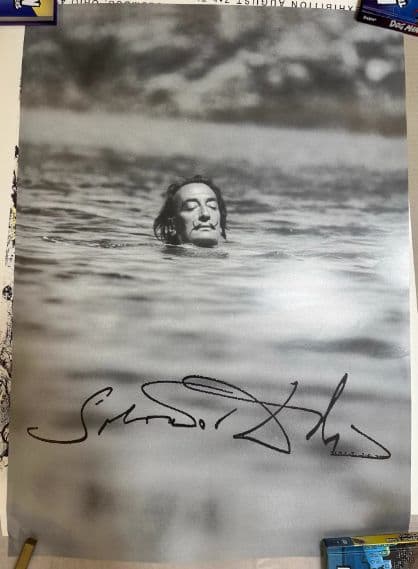 サイン入りモノクロ水中ポスター