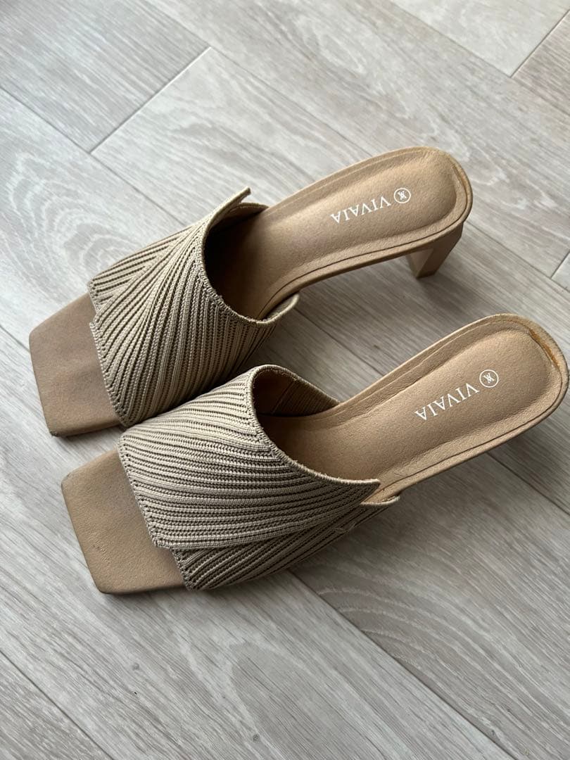 VIVAIAスクエアトゥミッドヒール (5cm) ミュール（ベージュ）