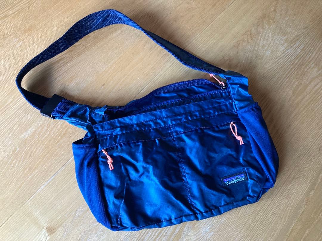 新品　パタゴニア ライトウェイトクーリエ　ショルダーバッグ　ネイビー