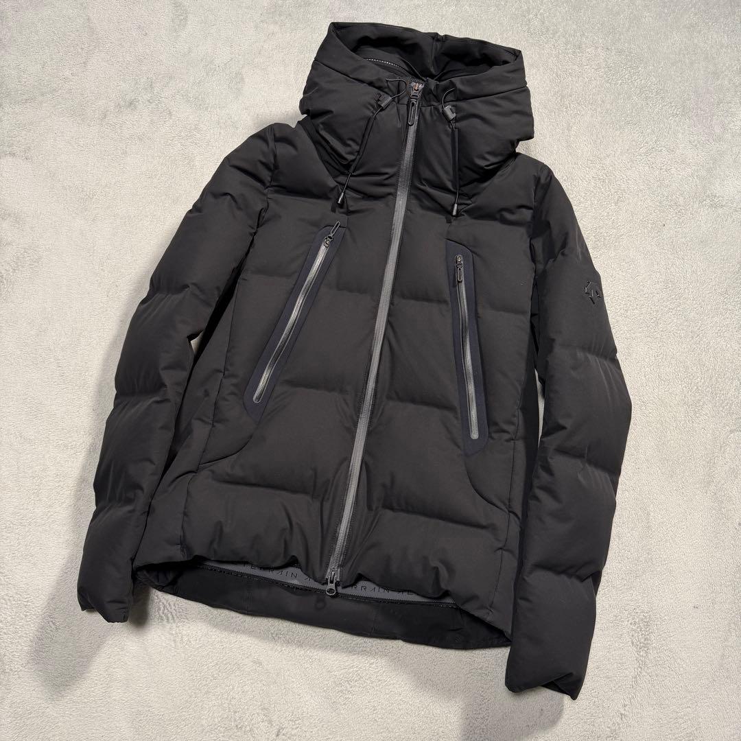 デサント　水沢ダウン　マウンテニア　DAMOGK30U 黒　 Mサイズ　ブラック