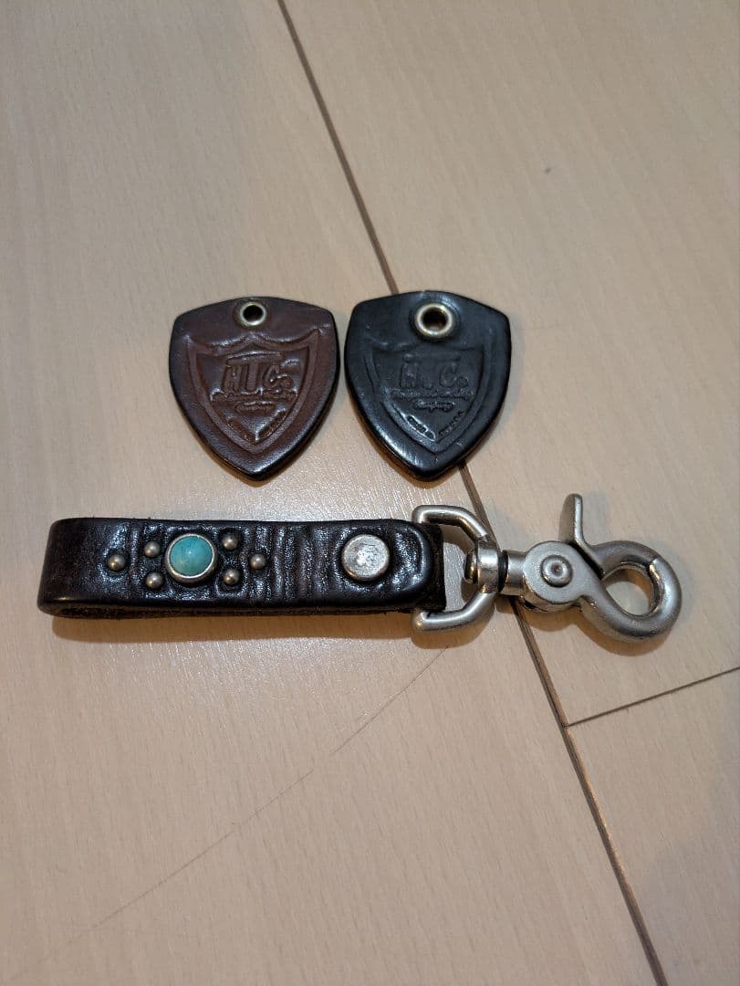 HTC レザーキーホルダー ターコイズ装飾付き