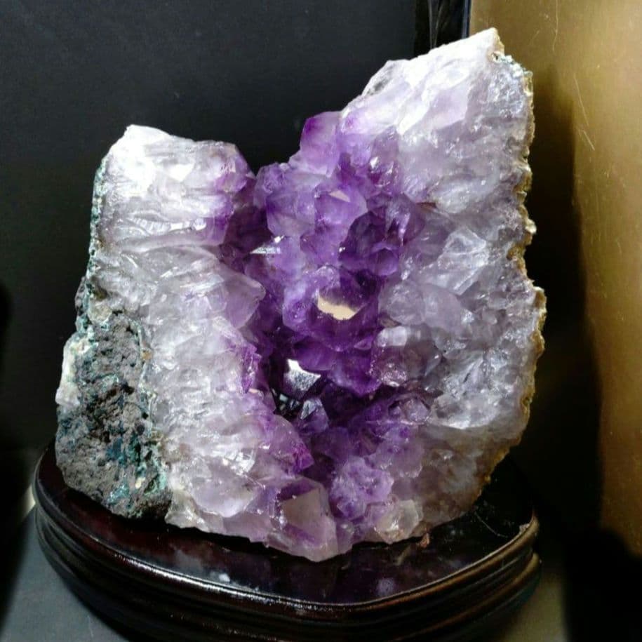 【割引大特価】☆高透明☆ブラジル産アメジストクラスター　約5.5Kg　台座付き！