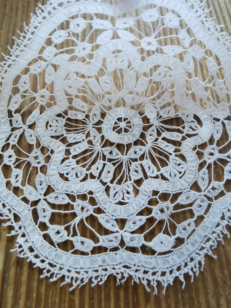 アンティークイタリア購入 ボビンレース編み リーフ＆フラワー ホール技法ドイリー