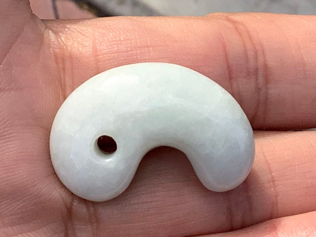 ✳お値段ご遠慮なく‼️高価糸魚川翡翠氷アイスジェイド勾玉　極上物　機械鑑定付本物‼️