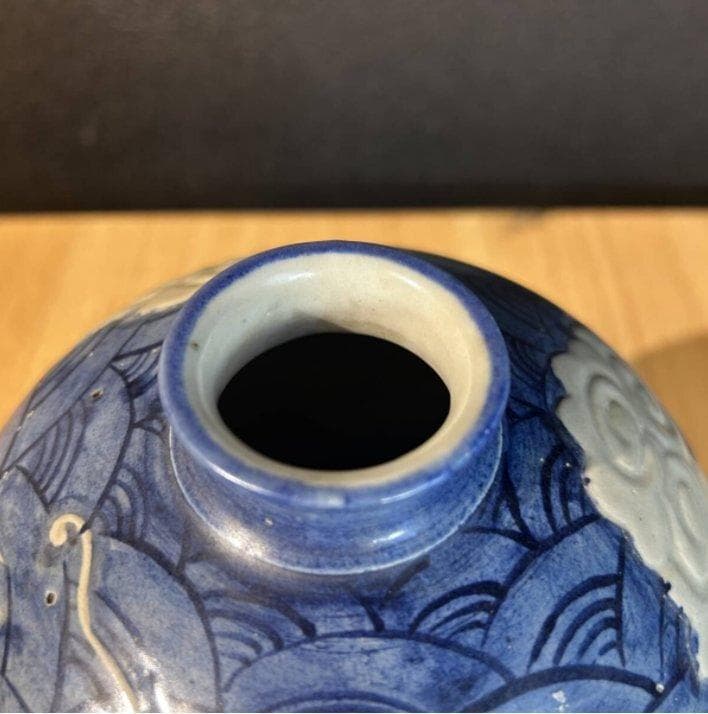 S8025　大明宣徳年製銘　明宣徳時代　中国骨董　青花　浮彫白龍海水紋梅瓶